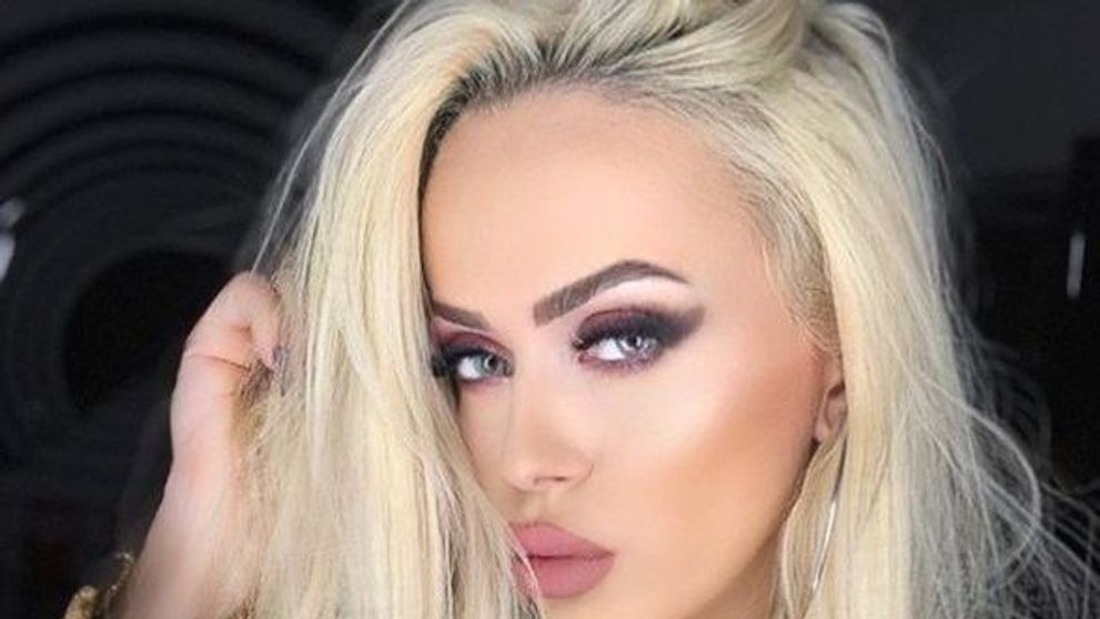 Anda Adam, sexy într-un body negru și destul de transparent. Cântăreața a aprins imaginația fanilor