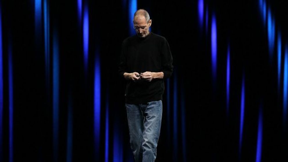 Un secret vestimentar. De ce purta Jobs aceesi bluza neagra si pantaloni de blugi