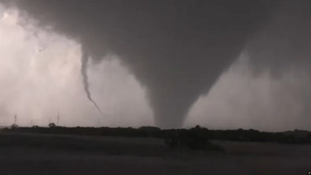 Imagini cu tornada monstruoasă din Oklahoma care a rănit zeci de oameni, a distrus case și a ridicat în aer mașini. ”Casa asta e complet turtită”