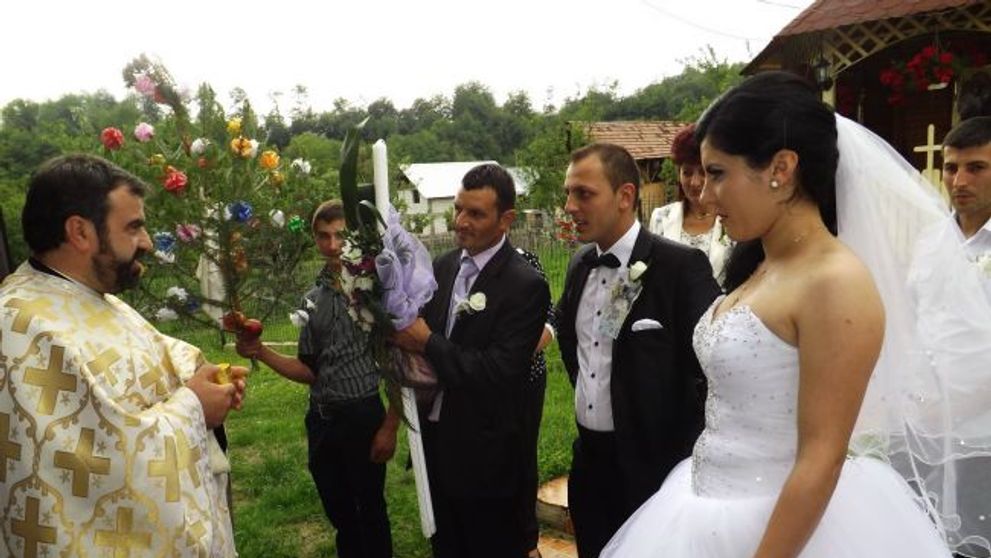 Rochia de 2.000 lei cu care Simona si-a cucerit adversarele. De ce toata lumea a ramas uimita cand a aparut mireasa
