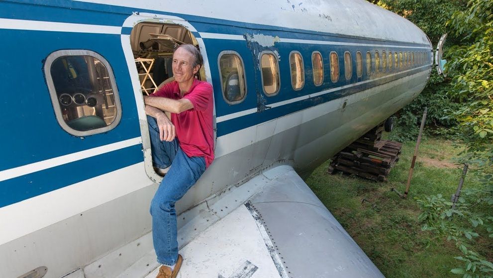 A transformat un Boeing 727 in locuinta visurilor sale. Cum arata interiorul avionului reconditionat, din mijlocul padurii - VIDEO