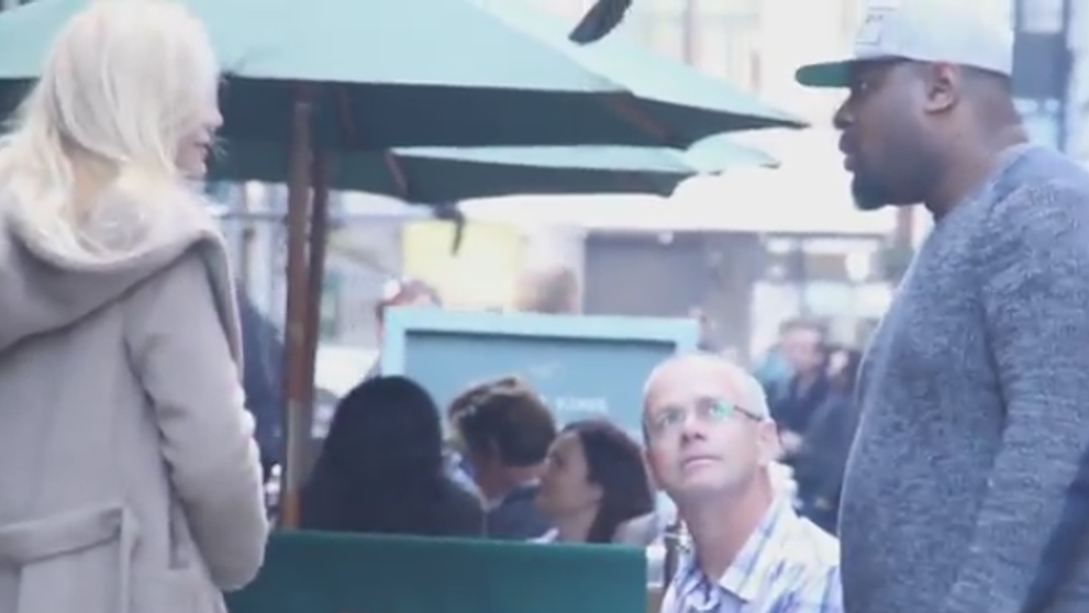 Experiment social. Si-a lovit iubita insarcinata in public. Reactia oamenilor din jur este incredibila. VIDEO
