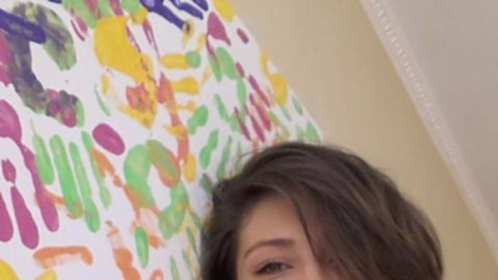 Alexandra Timofte si-a cumparat din Chisinau, unde a fost in turneu cu Teatrul Nottara, insigne cu personaje din desenele rusesti si o basma traditionala
