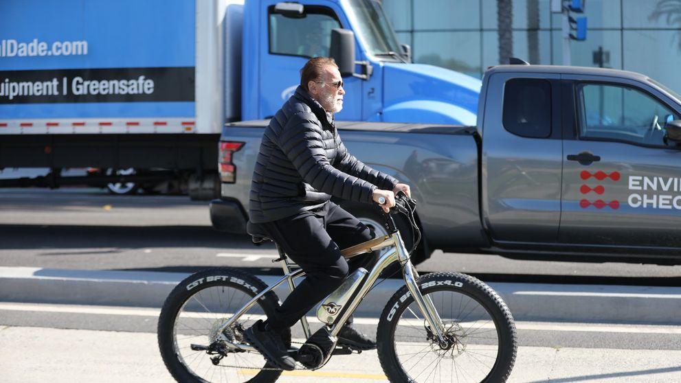 Surpriză totală: Cel mai bogat actor din lume nu e Tom Cruise sau Dwayne Johnson, ci un veteran de 77 de ani care circulă mai mult cu bicicleta și care nu a mai jucat într-un film de ani de zile