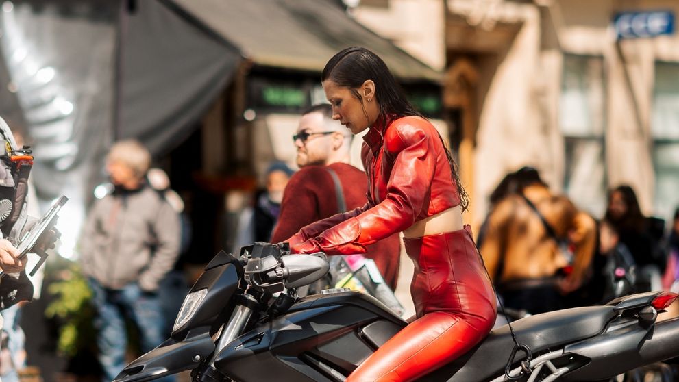 Bella Hadid a întors toate privirile! Mai sexy de atât e imposibil: Cum a apărut vedeta pe străzile din Paris