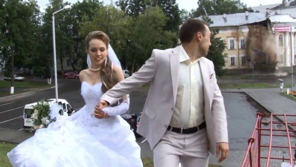 La asa ceva chiar ca nu se astepta nimeni! O cladire se prabuseste din senin in spatele mirilor: VIDEO