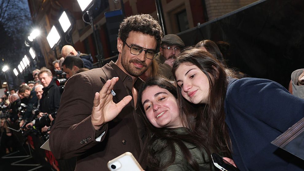 Puțini știu cine este femeia din viața lui Theo James. Actorul considerat unul dintre cei mai atrăgători bărbați de la Hollywood și-a ținut familia departe de lumina reflectoarelor