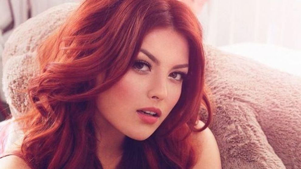 Elena Gheorghe, in cea mai scurta rochie purtata pana acum. Vedeta demonstreaza ca are un corp de adolescenta
