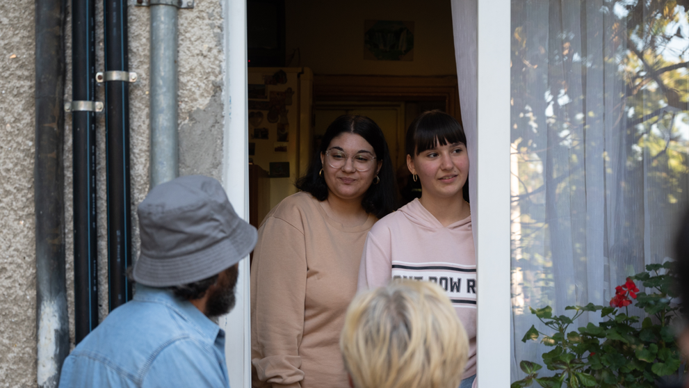VIDEO Trei într-o cameră. Cum transformi sufrageria în dormitor ca să nu risipești căldura