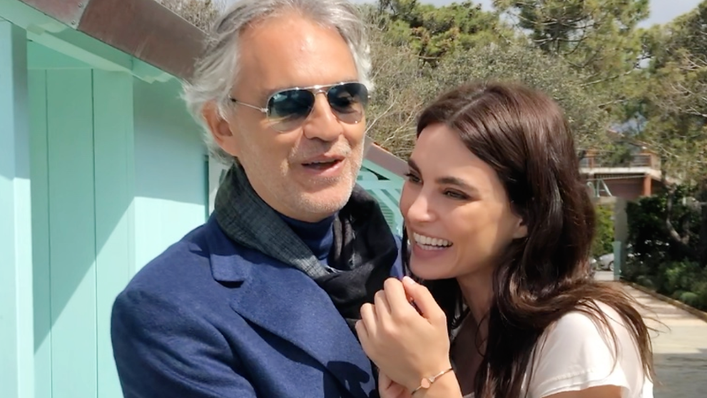 Catrinel Menghia îl ajută pe Andrea Bocelli să strângă bani în cadrul celei mai mari gale caritabile din Italia