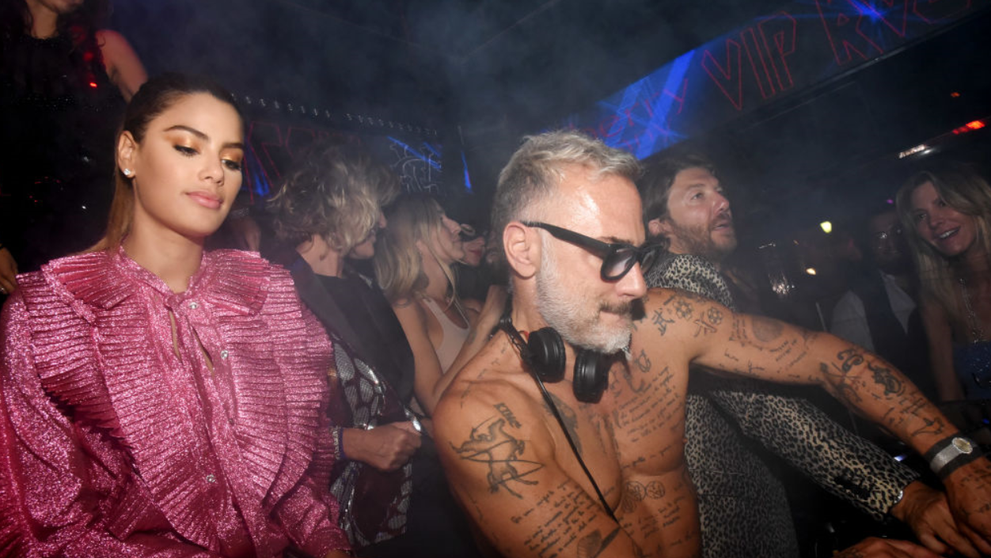 Gianluca Vacchi, înconjurat de femei în avionul său privat. Excentricul DJ a plecat spre festivalul Tomorrowland