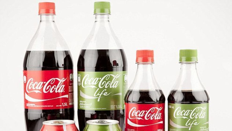 Schimbare istorica pentru Coca Cola. Compania lanseaza un nou produs si renunta la eticheta rosie, pentru prima data din 1920