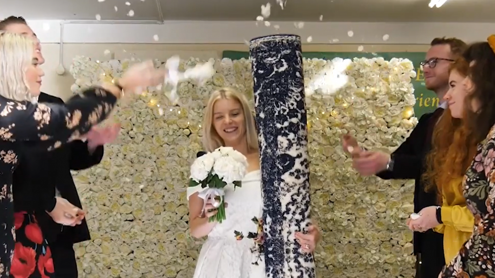O femeie divorțată și cu doi copii s-a căsătorit cu un covor: „Nu pot sta fără el”
