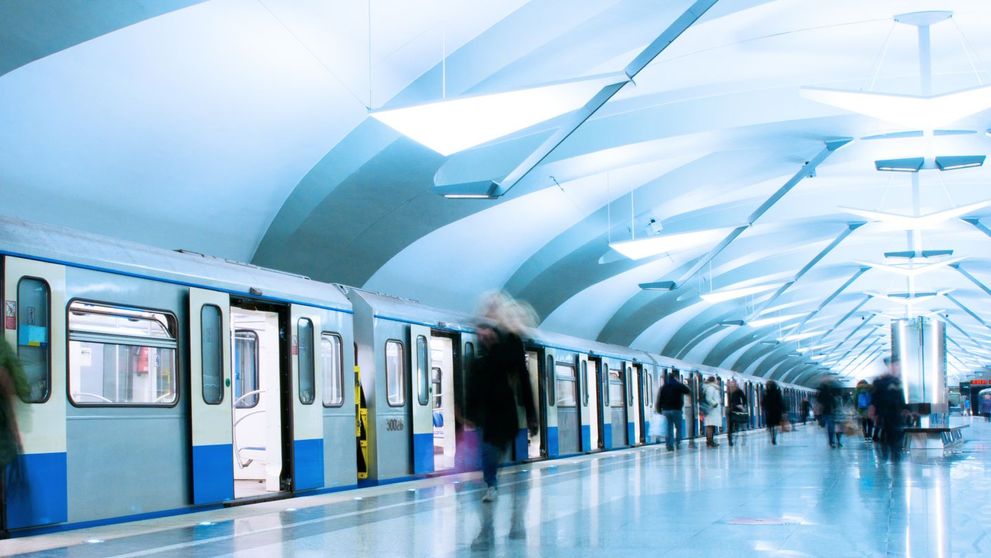 Versuri scrise de Ana Blandiana si Ioan Es. Pop, publicate in metrourile din Varsovia