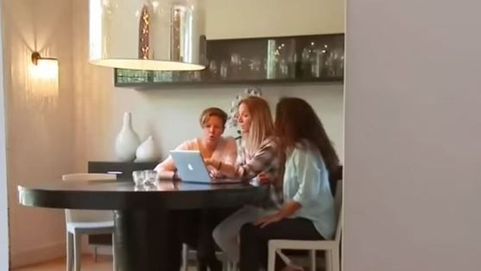 Trei prietene au vazut cum un barbat punea ceva in bautura fetei de langa el. Ceea ce au facut a salvat-o pe tanara