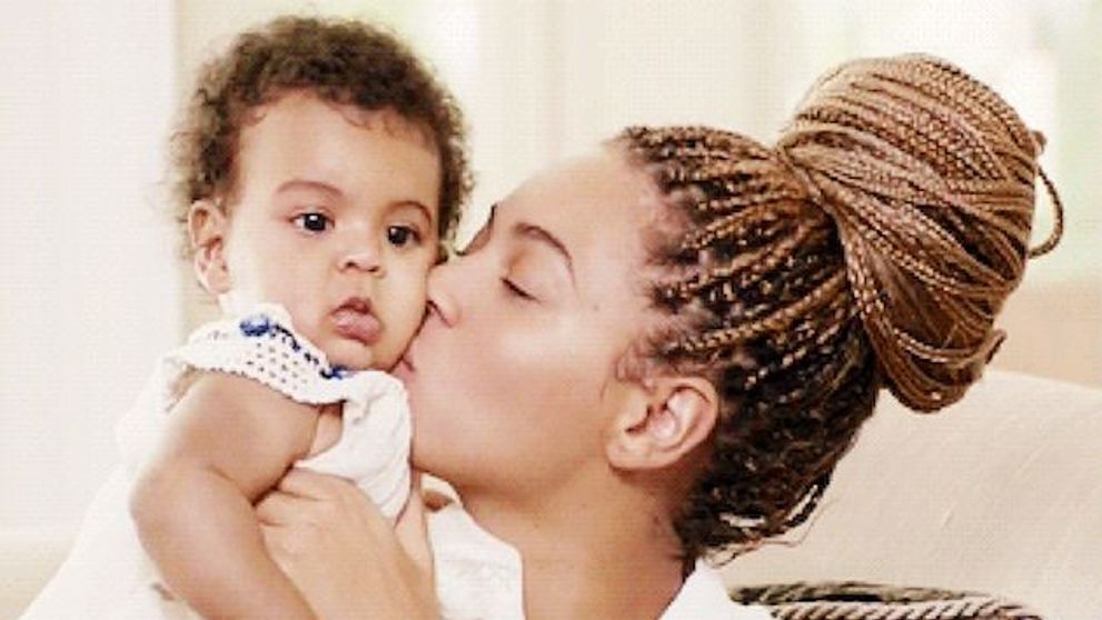 Poza pe care Beyonce nu si-ar fi dorit sa o vada vreodata. Copilul din flori al lui Jay-Z seamana perfect cu fiica ei, Blue Ivy: FOTO