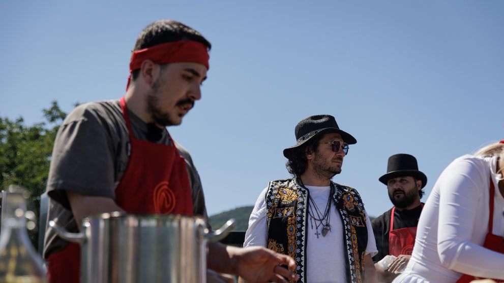Pentru prima dată în acest sezon, concurenții MasterChef gătesc în afara bucătăriei, pentru zeci de invitați speciali! Ediția de aseară a fost lider de audiență!