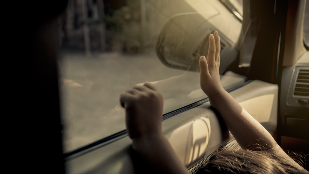 Un copil de 18 luni a murit asfixiat în mașina în care a fost lăsat de tatăl lui. Bărbatul s-a sinucis