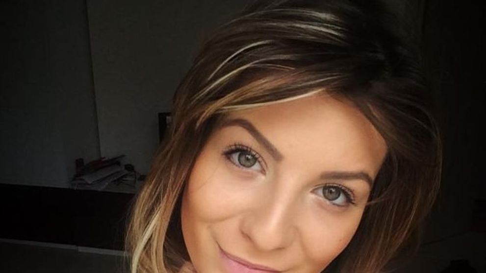 Blonda sexy din showbiz-ul autohton, care face sala cot la cot cu baietii. Cine este si cum arata abdomenul ei