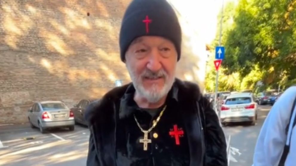 Gigi Becali le-a împărțit bani unor elevi, lângă un liceu din București. Reacția internauților: „Așa zile să tot ai”