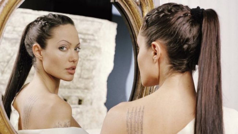 O romanca, dublura Angelinei Jolie intr-un film. Ce zici, seamana vreun pic?