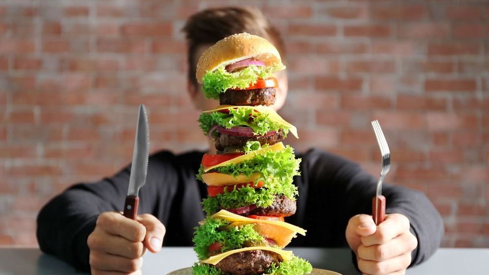 Record absolut! Cum arată bărbatul care de 50 de ani mănâncă hamburgeri în fiecare zi