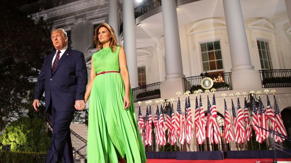 Fotografia oficială de Crăciun a cuplului de la Casa Albă, la final de mandat. Ce ținută a ales Melania Trump