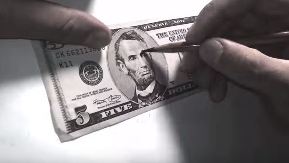 A luat un creion si a inceput sa deseneze pe o bancnota. Rezultatul: complet neasteptat.