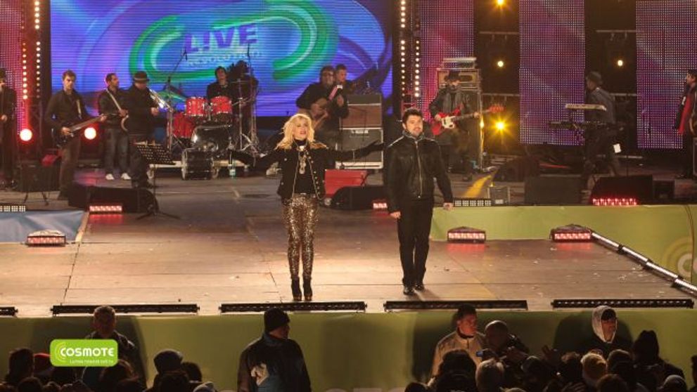 Dragos Chircu si Stefan Stan au facut super show de Revelion in Piata Revolutiei! <span style=
