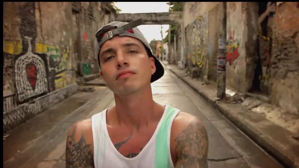 J. Balvin, idila neasteptata in noul videoclip, alaturi de o artista din Romania. Cu ce blonda sexy s-ar fi cuplat interpretul piesei 