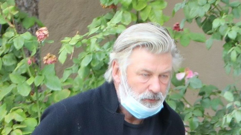 Alec Baldwin, imagini cutremurătoare alături de familia femeii pe care a ucis-o. Cum l-au surprins paparazzii