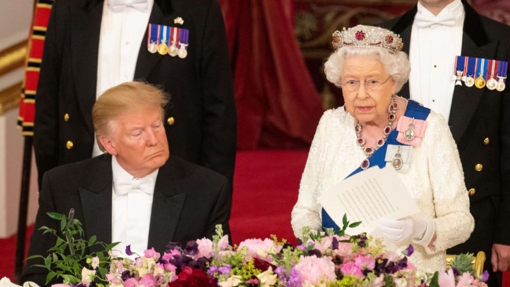 Momentul în care Donald Trump ațipește în timpul discursului reginei Marii Britanii (VIDEO)