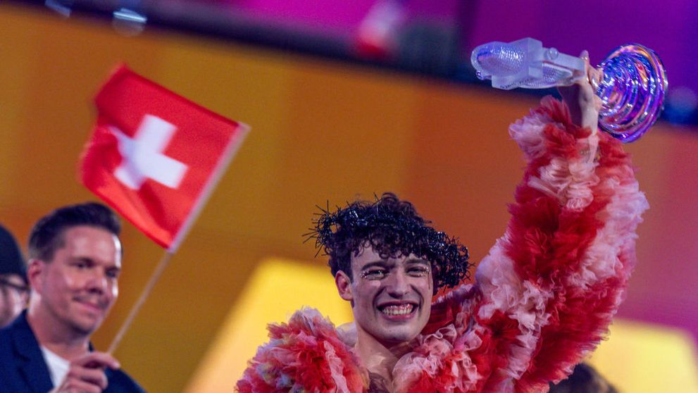 VIDEO Nemo, câștigătorul Eurovision 2024, a spart trofeul pe scenă! Ce a declarat la scurt timp după incident