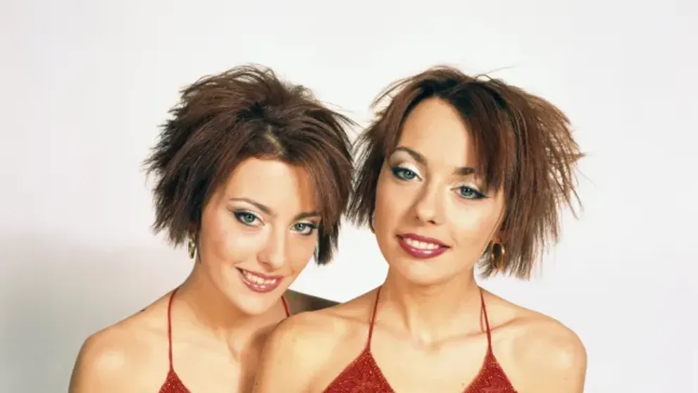 Cum arată gemenele Cheeky Girls la 42 de ani! Gabriela și Monica au făcut senzație la un concert Pride. ”Nici nu știam că sunt românce”