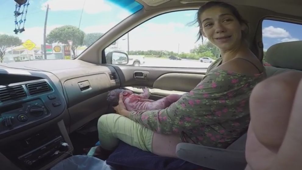 Au ramas blocati in trafic, in drum spre spital. Momentul incredibil in care o femeie naste in masina