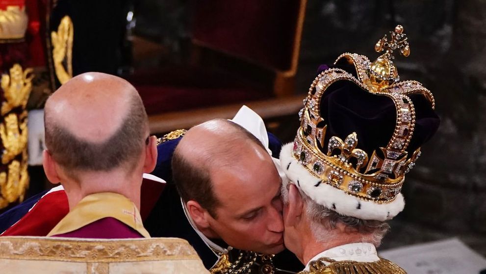 Care sunt cele trei cuvinte pe care regele Charles i le-a șoptit fiului său, prințul William, după ce i-a atins coroana