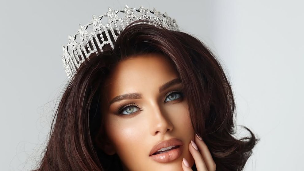O concurentă la Miss SUA 2025, care suferă de alopecie, a renunțat la perucă în timpul defilării. A ținut totul în secret până acum
