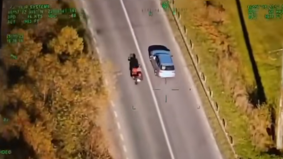 Motociclist filmat din elicopter cum încalcă 13 reguli de circulaţie în câteva sute de metri. Ce a pățit teribilistul