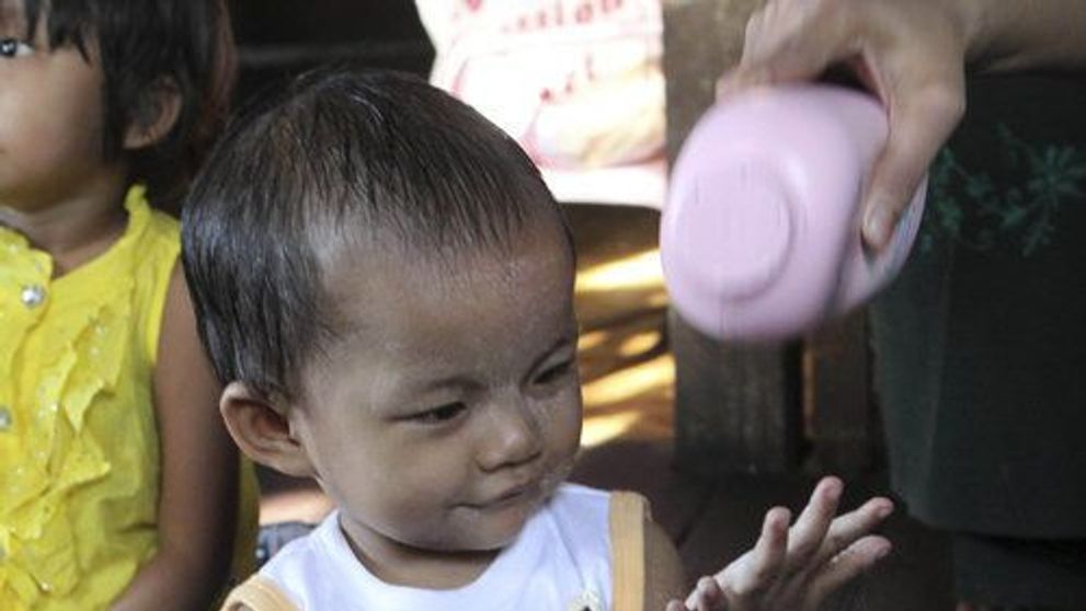 O fetita din Myanmar vrea sa intre in Cartea Recordurilor: are 12 degete la maini si 14 la picioare! FOTO
