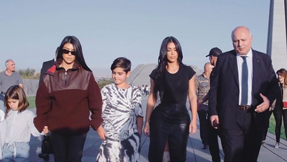 Apariție scandaloasă! Cum s-a îmbrăcat Kim Kardashian ca să omagieze victimele genocidului din Armenia