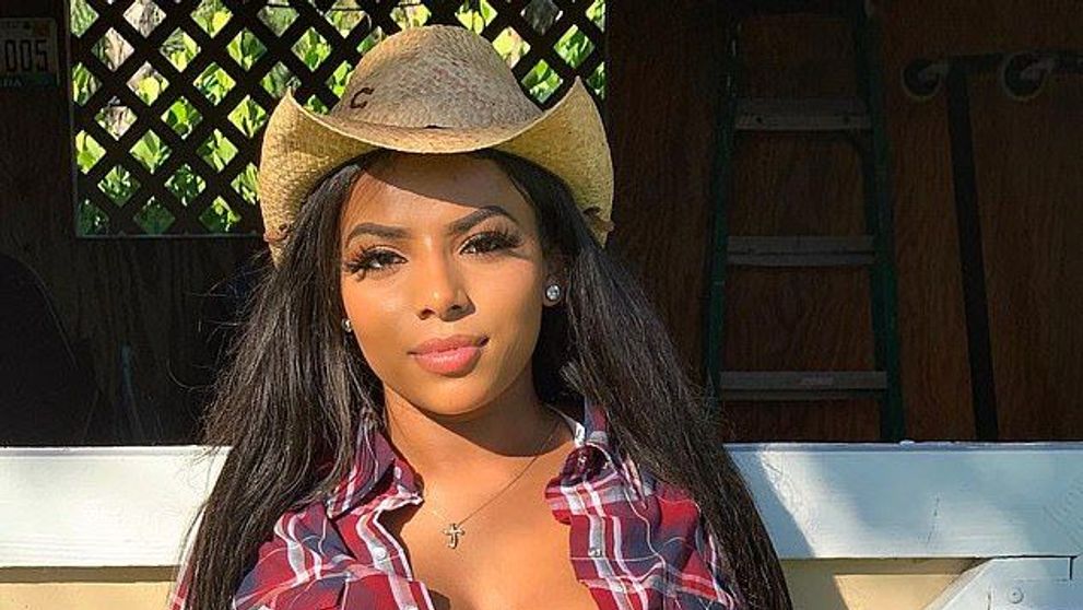 Câștigă 100.000 pe an pentru că scoate limba pe Instagram. Cum arată “influencerița”