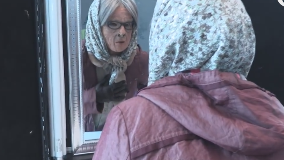 A petrecut 4 ore in cabina de machiaj pentru a arata ca o femeie de 90 de ani. Experienta 