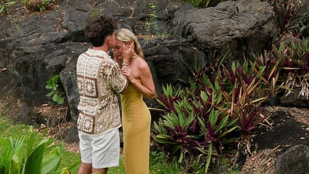 Moment scandalos la ”Temptation Island”. Un concurent își înșală iubita cu două femei deodată. Ce face ea, drept răzbunare. Reacția fanilor: ”Cel mai toxic show de la TV”