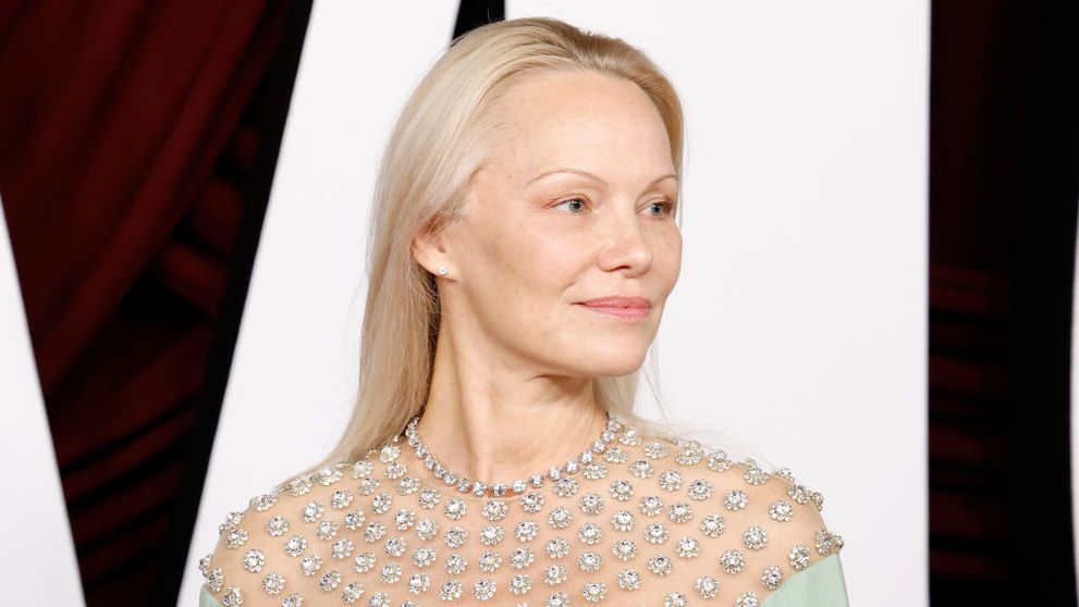A renunțat la statutul de sex-simbol, dar la 57 de ani încă farmecă audiența cu un look 100% natural! Pamela Anderson, în centrul atenției la Glamour Women of the Year Awards
