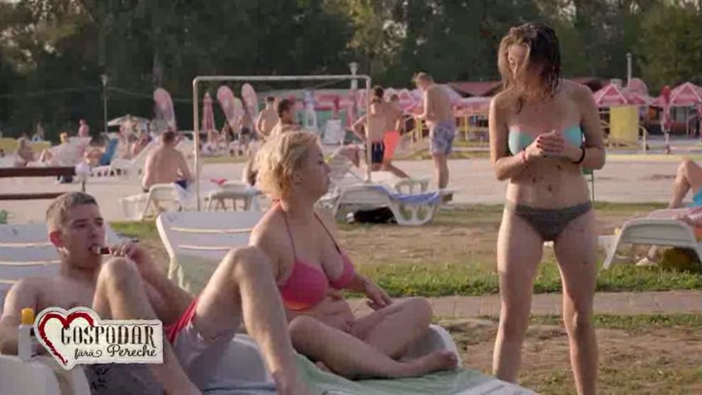 O zi la piscina s-a transformat intr-o cearta de proportii intre Andreea si Elena