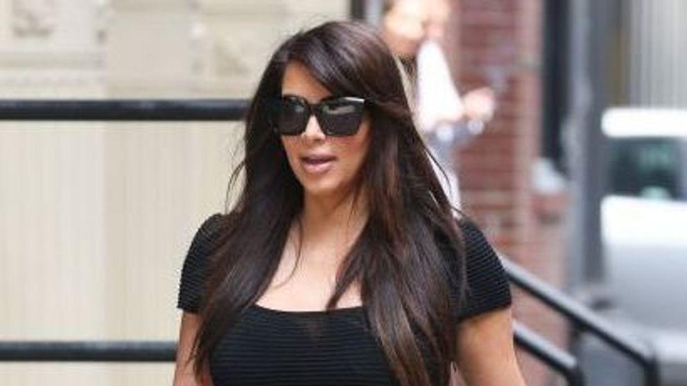 Kim Kardashian o da iar in bara. S-a chinuit sa incapa intr-o rochita transparenta si s-a facut de rusine in plina strada: FOTO