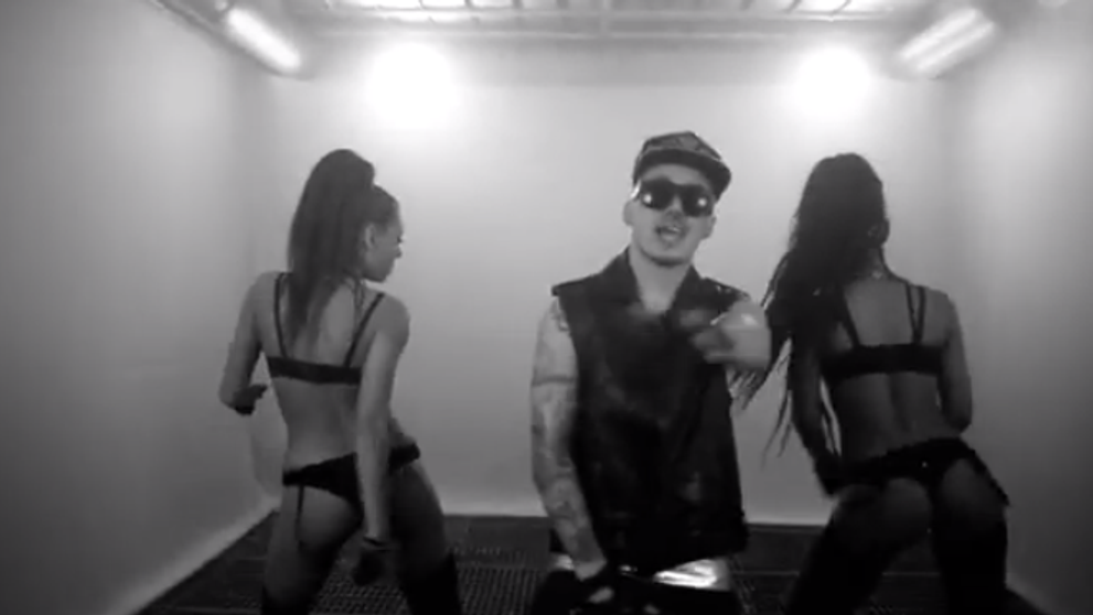 Adrian Tutu are un nou look si o noua piesa. Domnisoarele dezbracate din clip au acaparat, insa, toata atentia - VIDEO