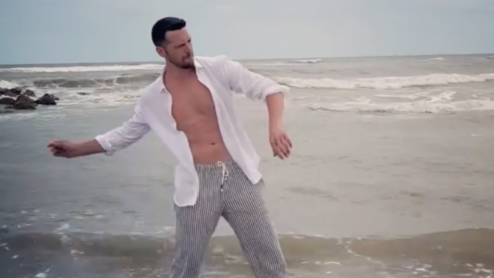 VIDEO Adrian Nartea, la bustul gol pe plajă. Ce pregătește actorul din Vlad