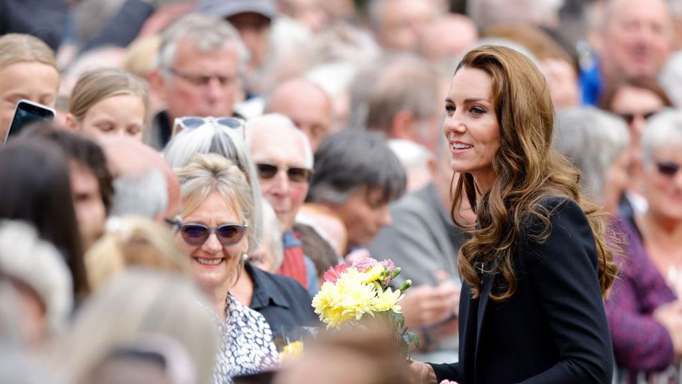 Kate Middleton, gest adorabil pentru o fetiță care i-a adus reginei un cățeluș Corgi de pluș