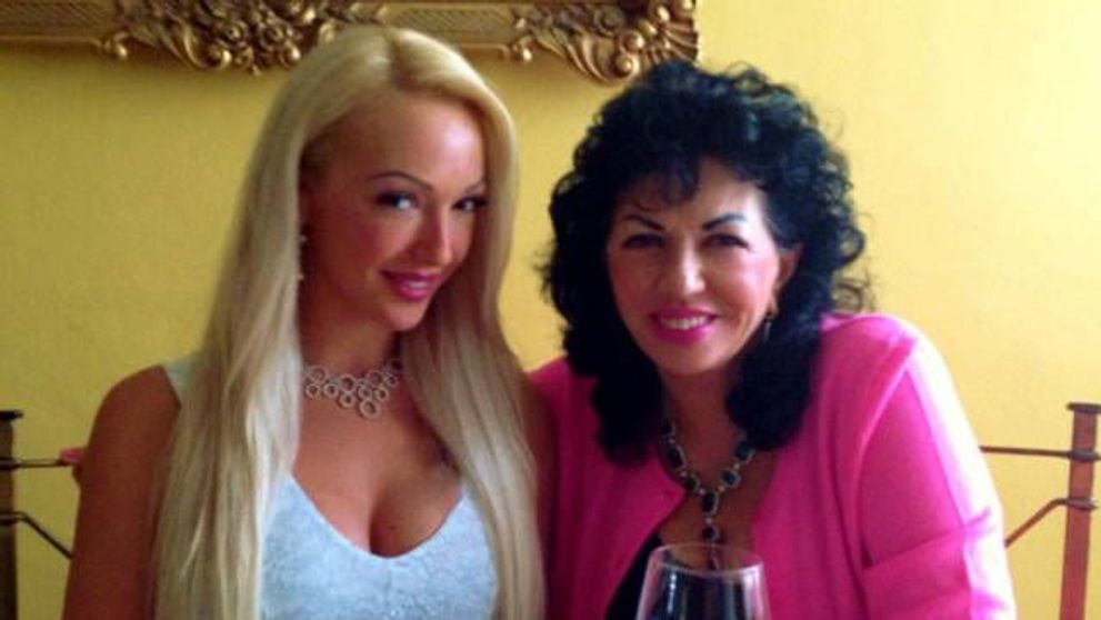 Alexandra Harra, aproape goala, inainte si dupa Photoshop. Cum arata cu adevarat corpul fiicei lui Carmen Harra